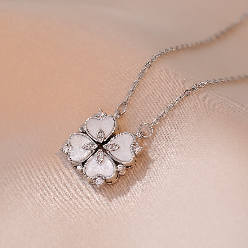 Collar con micro engaste de perlas y circonitas, forma cuarto de concha-ES