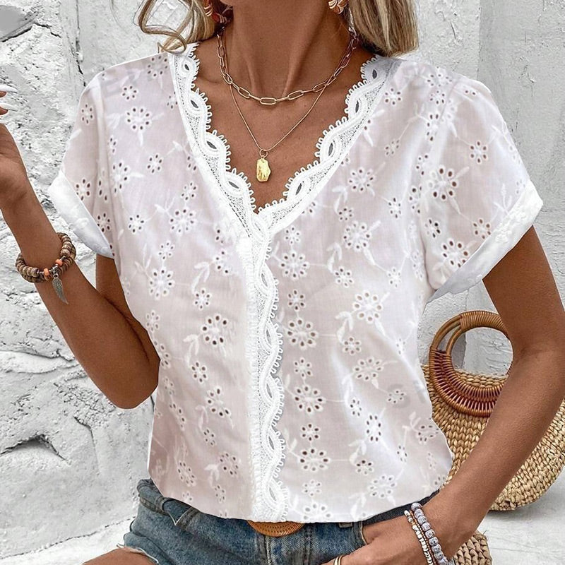 Elegante blusa de encaje blanco con mangas cortas y escote en pico.-ES