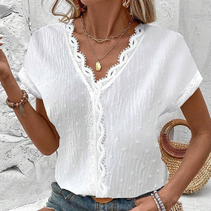 Elegante blusa de encaje blanco con mangas cortas y escote en pico.-ES