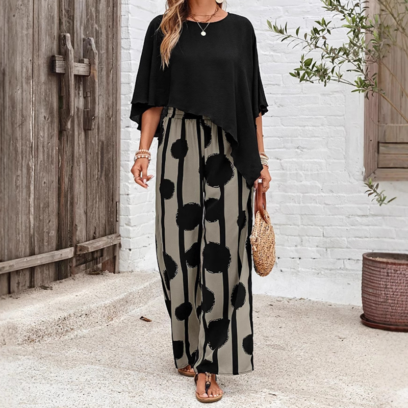 Elegante conjunto con top de manga tres cuartos y pantalón estampado-ES