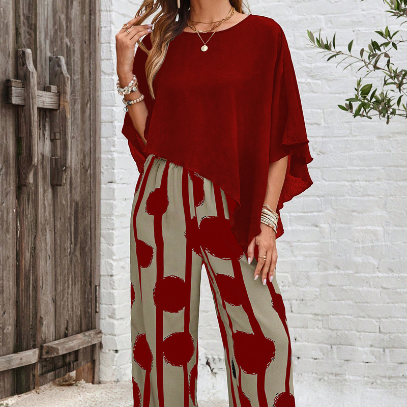 Elegante conjunto con top de manga tres cuartos y pantalón estampado-ES
