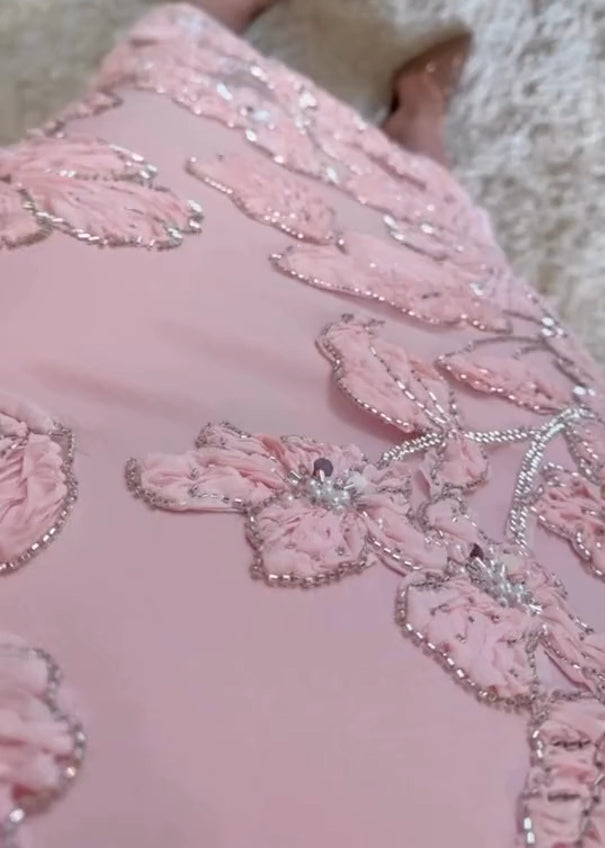 Elegante vestido de verano de mujer con flores bordadas y cristales.-ES