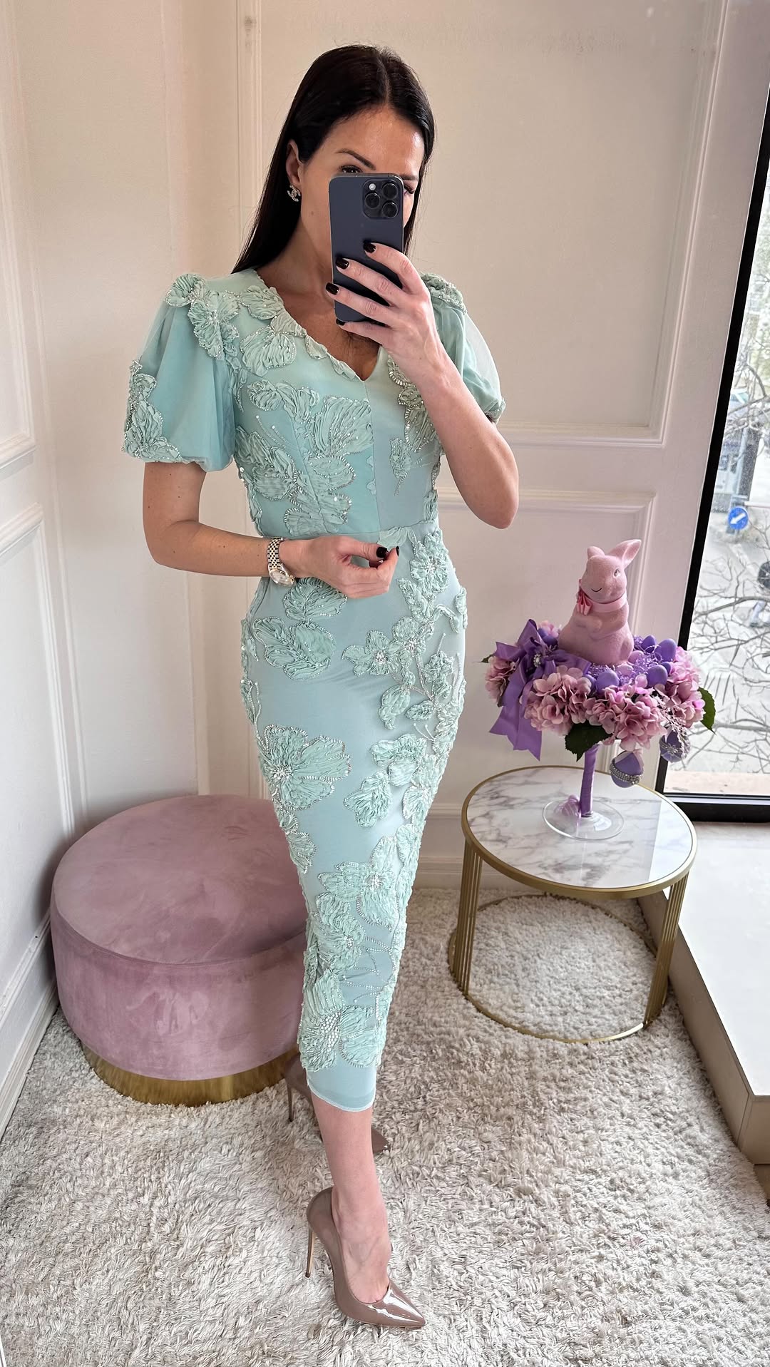 Elegante vestido de verano de mujer con flores bordadas y cristales.-ES