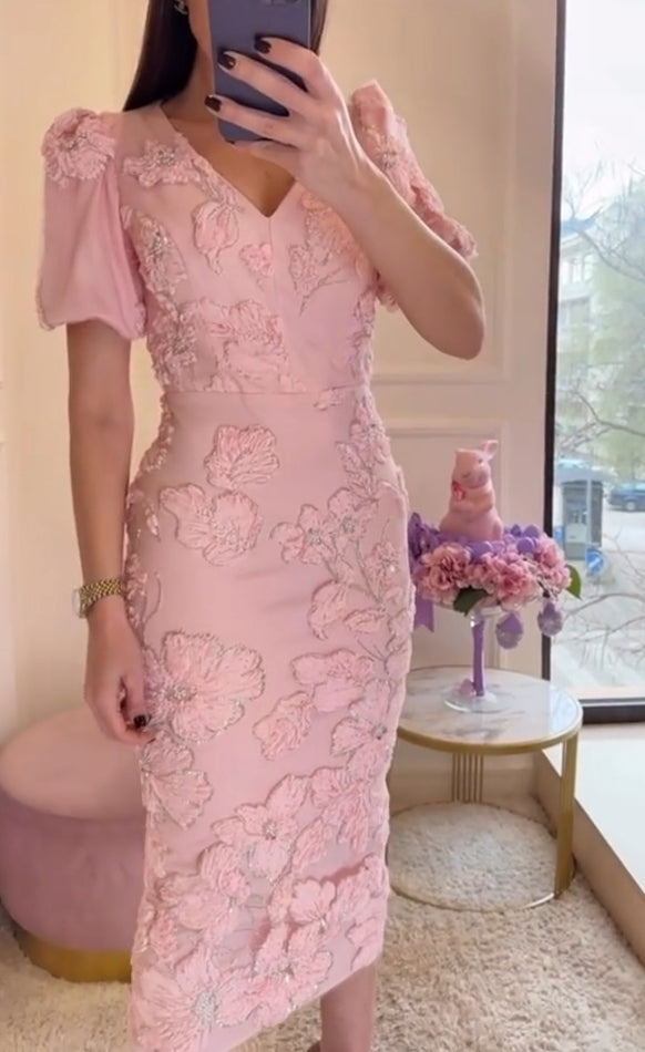 Elegante vestido de verano de mujer con flores bordadas y cristales.-ES