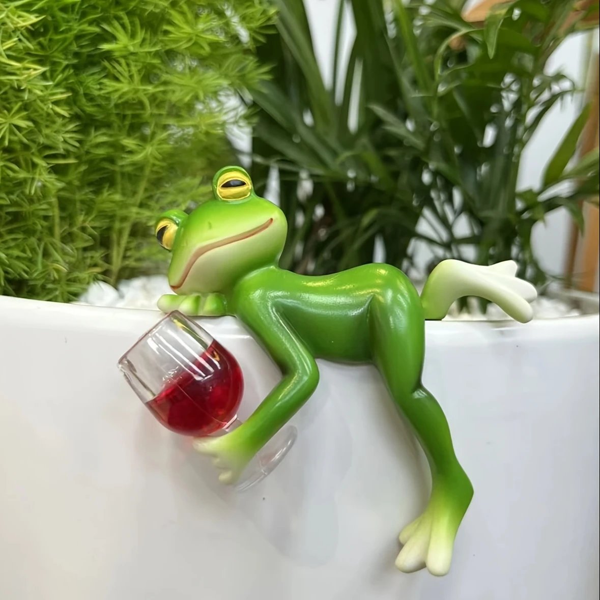 🔥 IŠPARDAVIMAS 🐸🍷 Kabantis vazono papuošalas – varlė-LT