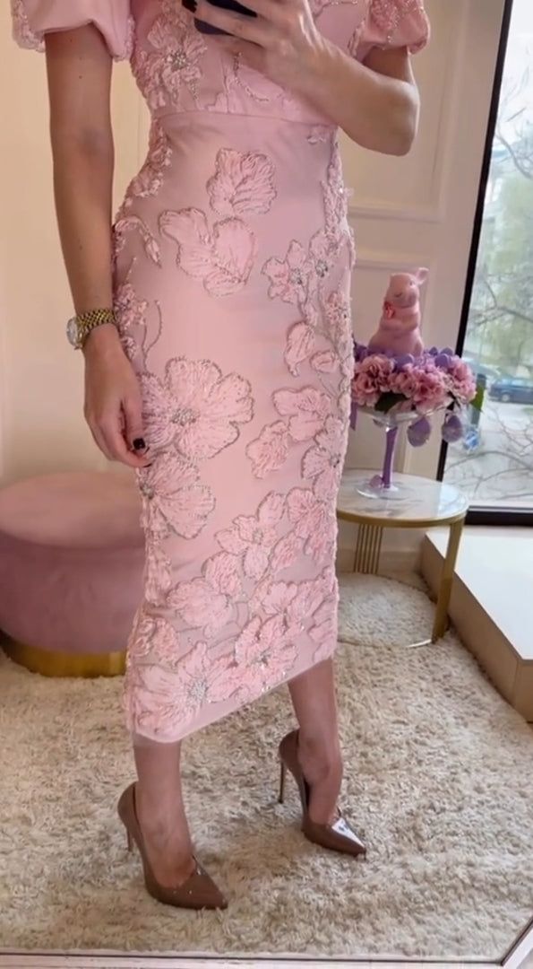 Elegante vestido de verano de mujer con flores bordadas y cristales.-ES