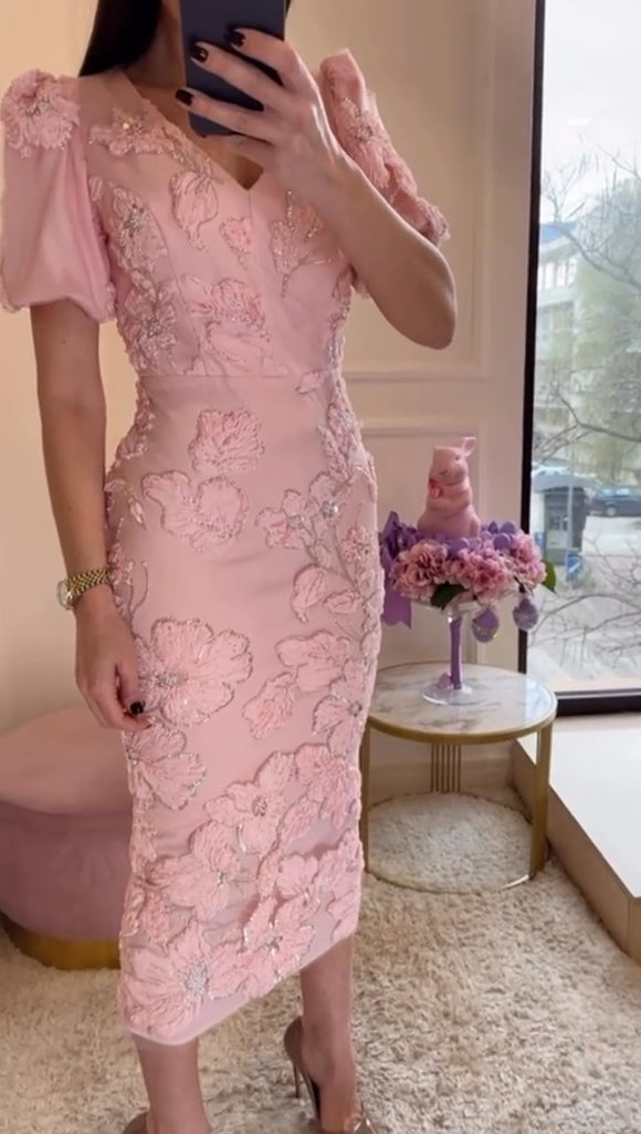 Elegante vestido de verano de mujer con flores bordadas y cristales.-ES