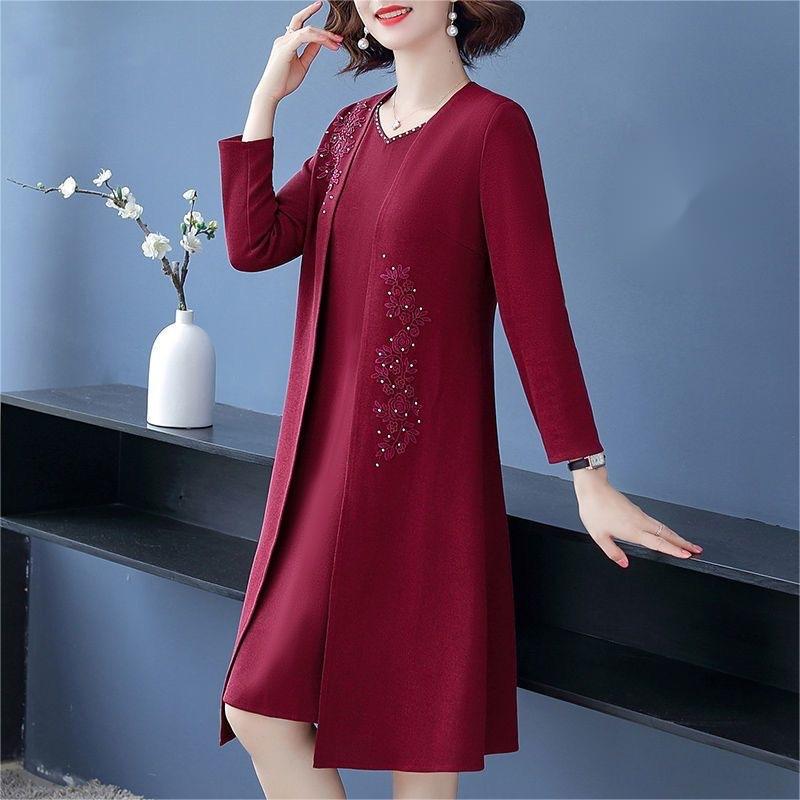 Elegante conjunto de dos piezas para mujer con chaqueta y vestido.-ES